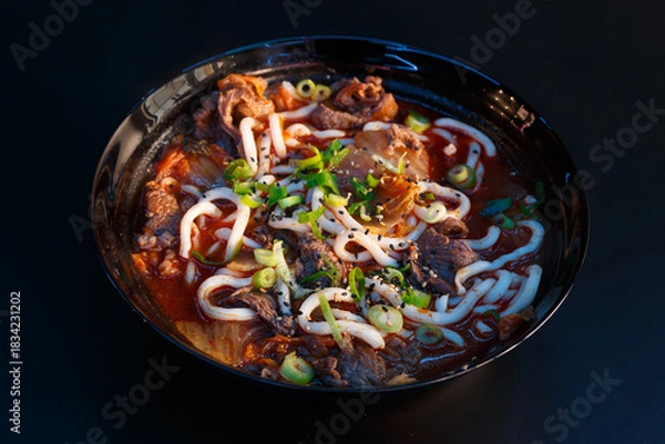 Obraz Udon au kimchi avec bouillon coréen, bœuf émincé, gochujang, oignons verts et graines de sésame