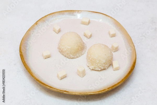 Obraz Perles de coco dans une assiette blanche – dessert asiatique