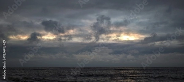 Obraz Wolkenloch im bedeckten Himmel über der Nordsee