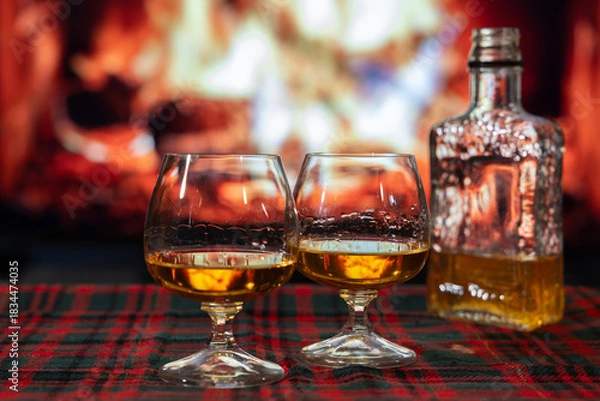 Obraz Deux verres d'alcool devant feu foyer, soir, horizontal