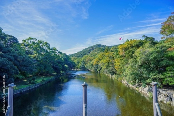 Fototapeta 青空バックに見る清らかな清流五十鈴川の情景