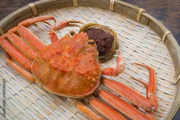 Obraz ザルに盛られたメスのズワイガニと外子, 日本の冬の味覚