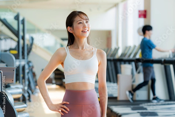 Obraz スポーツジムでトレーニングする若い女性　撮影協力：スポーツクラブ&サウナスパ ルネサンス 幕張24