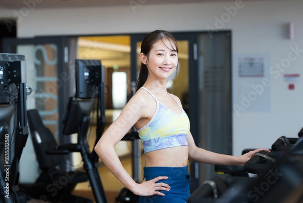 Obraz スポーツジムでトレーニングする若い女性　　撮影協力：スポーツクラブ&サウナスパ ルネサンス 幕張24