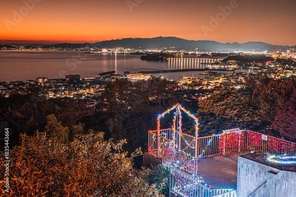 Obraz 蒲郡市、ラバーズヒルから眺める蒲郡市街の夕景