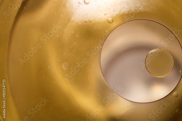 Obraz Close-up of Abstract Liquid Patterns and Light Reflections in Gold