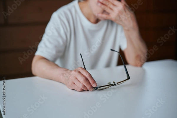 Fototapeta メガネを持ちながら目を押さえるシニア女性