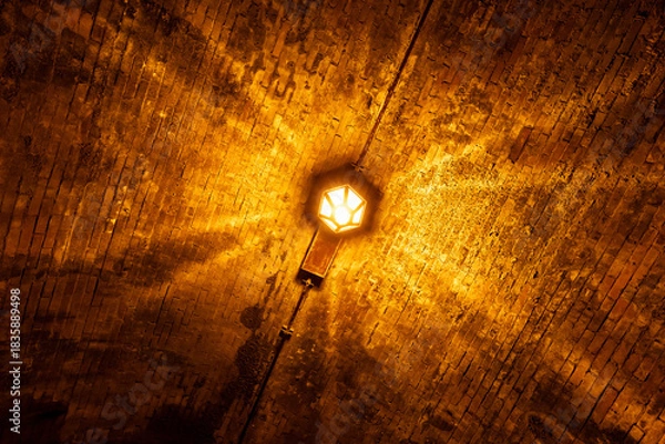 Obraz 古いレンガ造りトンネル天井と暖色ライトの幻想的な灯り
