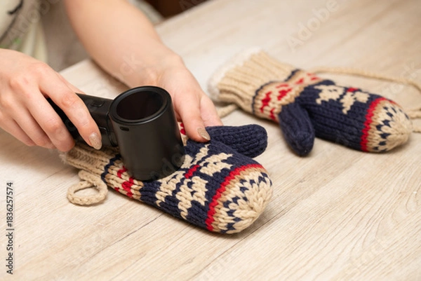 Fototapeta 毛玉取り器を使う女性の手