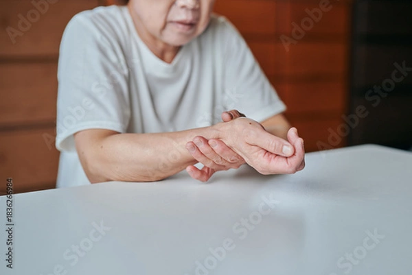 Fototapeta 手首を押さえるシニア女性