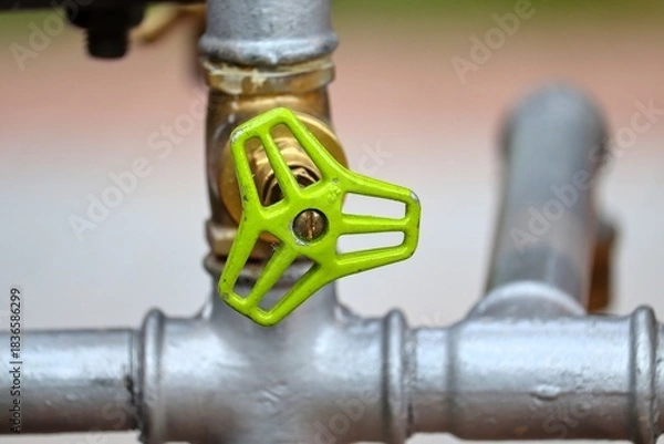 Obraz grünes Ventil an Wasserrohren