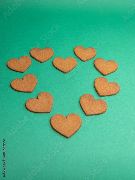 Obraz gingerbread hearts on a green background