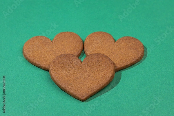 Obraz gingerbread hearts on a green background