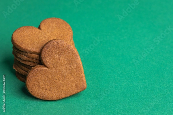 Obraz gingerbread hearts on a green background