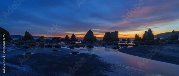 Fototapeta 夜明け前の幻想的な橋杭岩のブルーモーメント情景