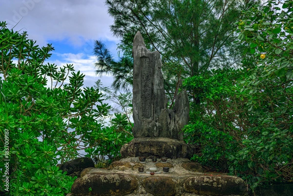 Fototapeta  石垣島の自然に佇む仲間満慶山終焉之地碑の歴史的な風景