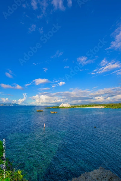 Obraz  青く透き通る海と広い空が広がる沖縄のリゾート風景