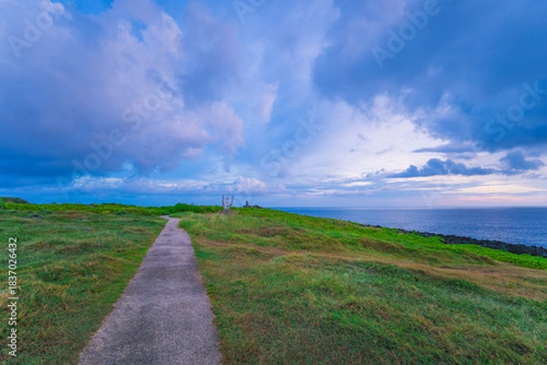 Fototapeta  沖縄最北端の辺戸岬を歩く穏やかな時間と雄大な自然