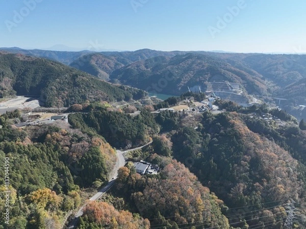 Obraz 岐阜県八百津の紅葉 杉原千畝記念館付近のドローン撮影風景