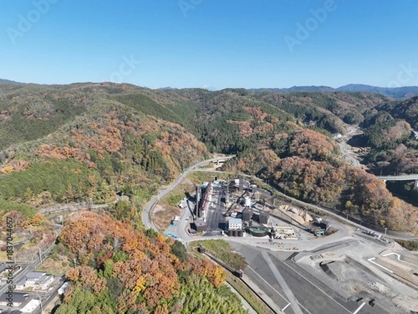 Obraz 岐阜県八百津の紅葉 杉原千畝記念館付近のドローン撮影風景