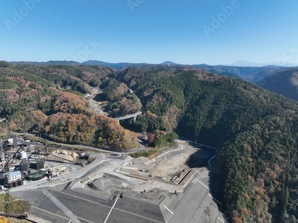 Obraz 岐阜県八百津の紅葉 杉原千畝記念館付近のドローン撮影風景