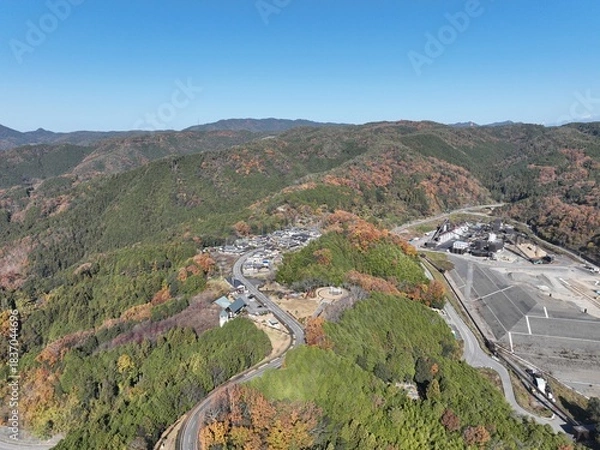 Obraz 岐阜県八百津の紅葉 杉原千畝記念館付近のドローン撮影風景