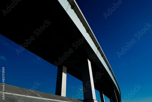Fototapeta 青空の下の高速道路と堤防