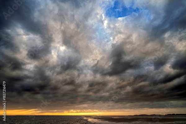 Obraz Dramatische Wolkenstimmung im Abendlicht über der Nordsee