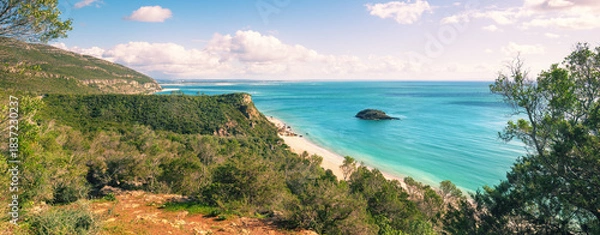 Fototapeta View of Arrabida beach. Rocky seascape. Setubal region, Atlantic Ocean, Portugal