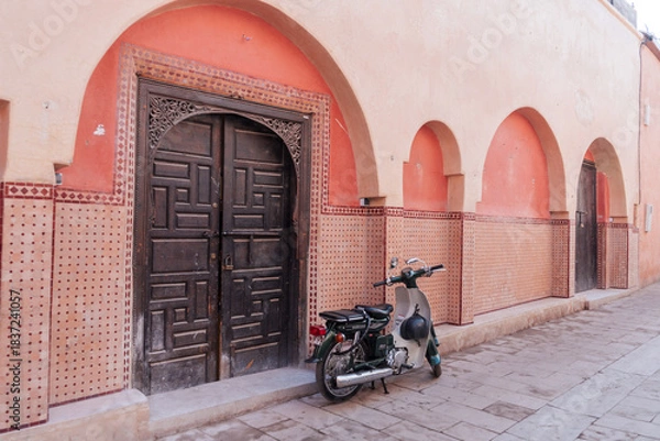 Obraz solex devant une porte dans la Médina, Marrakech, Maroc