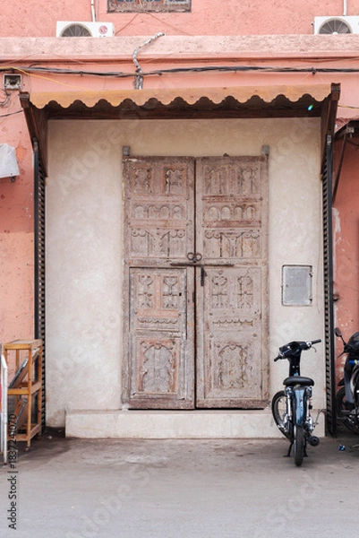Obraz solex devant une porte dans la Médina, Marrakech, Maroc