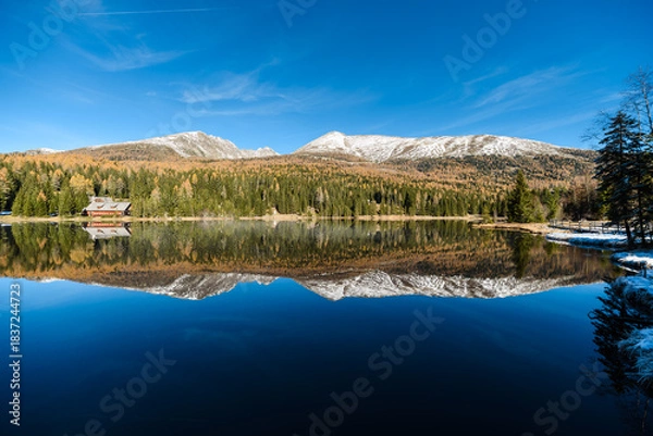 Obraz Prebersee in Lungau , Spiegelungen der Berge im See mit Schneebergen