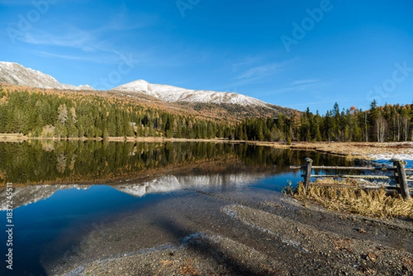 Obraz Prebersee in Lungau , Spiegelungen der Berge im See mit Schnee