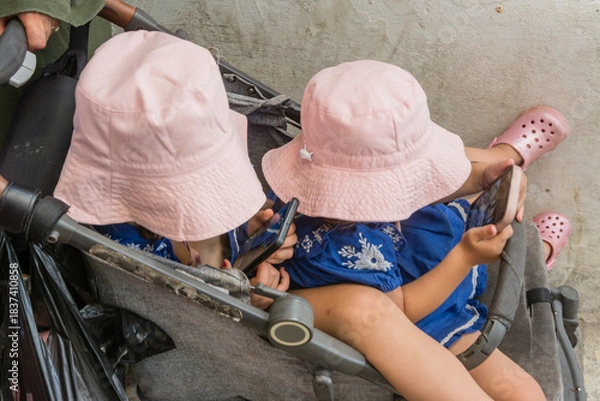 Obraz dzieci ze smarfonami