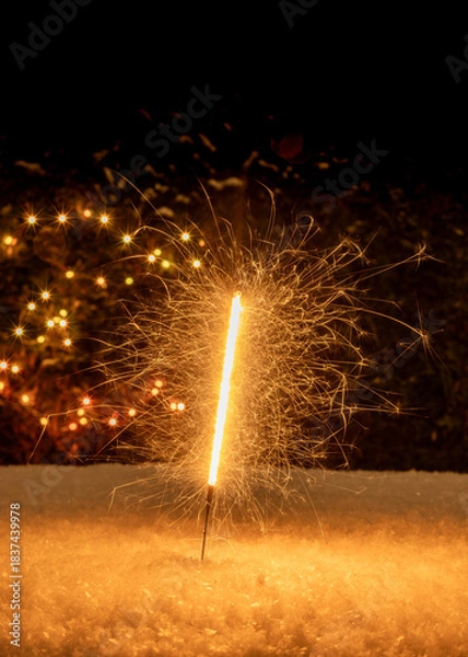Obraz Feu de Bengale jaune avec lumières jaunes, soir, vertical