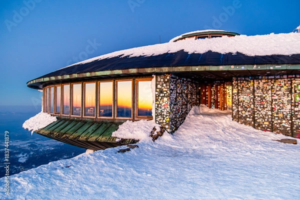 Obraz The Tadeusz Hołdys High-Mountain Meteorological Observatory, located on the summit of Śnieżka