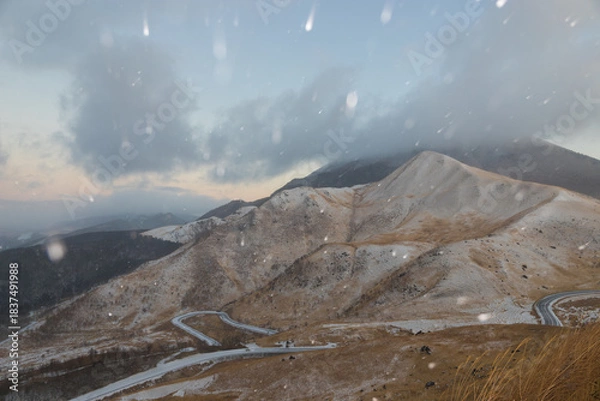 Obraz 由布岳と雪景色（大分県由布市湯布院）