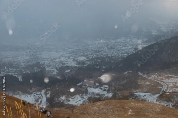 Obraz 湯布院の街と雪景色（大分県由布市湯布院）