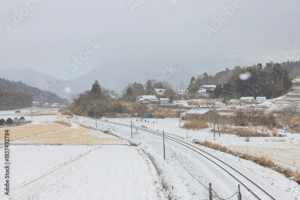 Obraz 湯布院の雪景色と線路（大分県由布市湯布院）