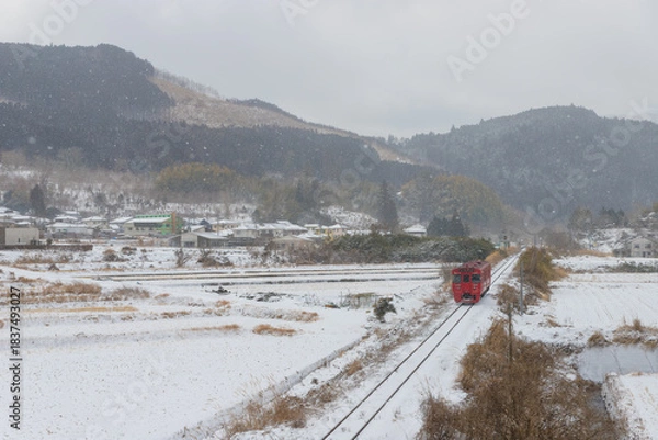 Obraz 湯布院の雪景色と列車（大分県由布市湯布院）