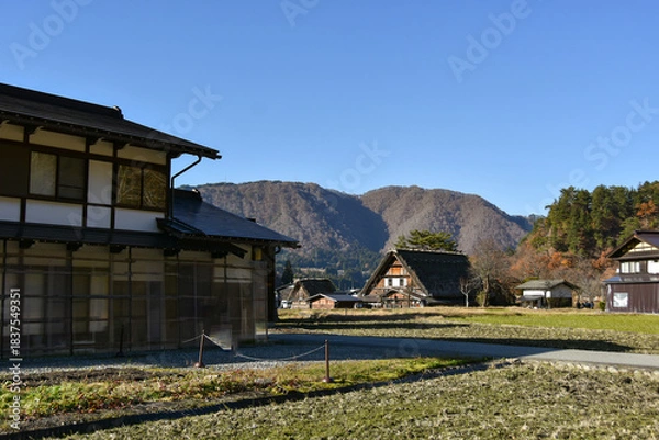 Obraz 紅葉に包まれる白川郷