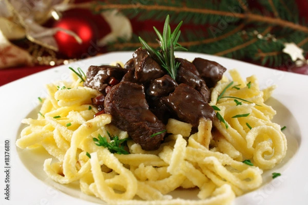 Fototapeta Hirschgulasch mit Spätzle