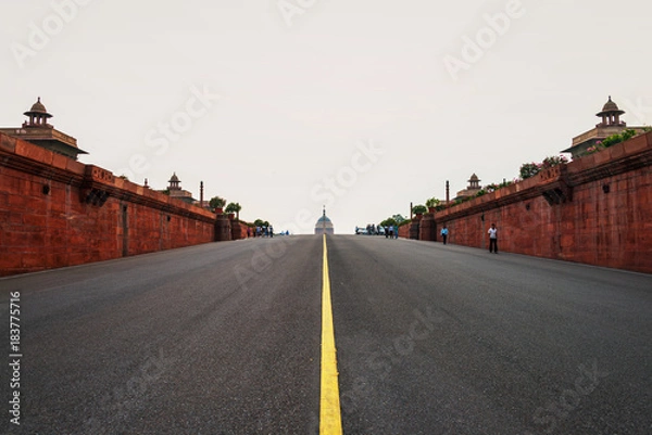 Fototapeta Pusta droga do oświetlonego budynku Rashtrapati Bhavan i Parlamentu w Delhi w Indiach