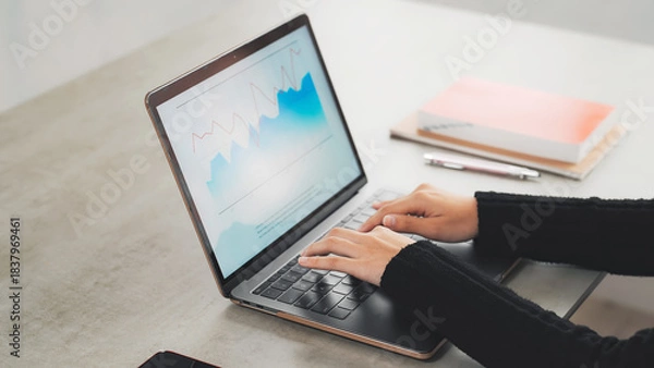 Obraz ノートパソコンを使って作業する女性