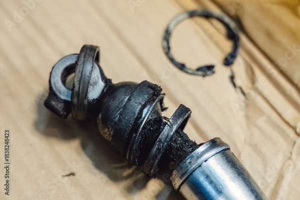 Obraz Close up: worn spherical joints and rubber dampers of the gear shift mechanism. Replacement of the linkage and bushings to eliminate play in the manual transmission.