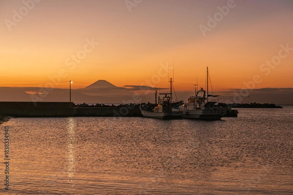 Fototapeta 夕暮れの漁港と富士山を望む静かな海　神奈川県三浦半島