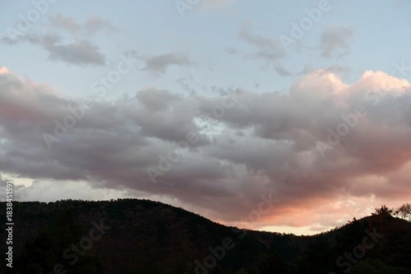 Fototapeta 山のシルエットと夕焼け雲
