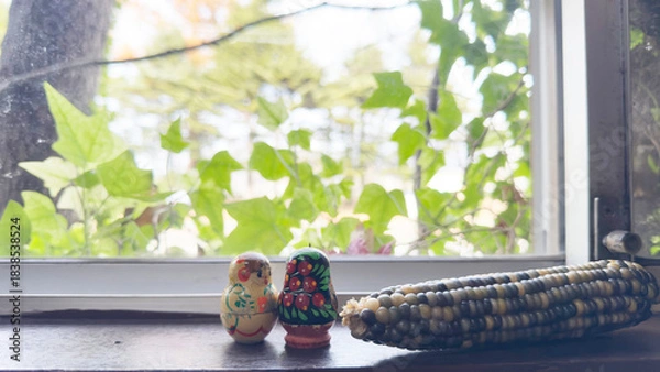 Fototapeta 窓から見える風景　ツタの緑とトウモロコシ