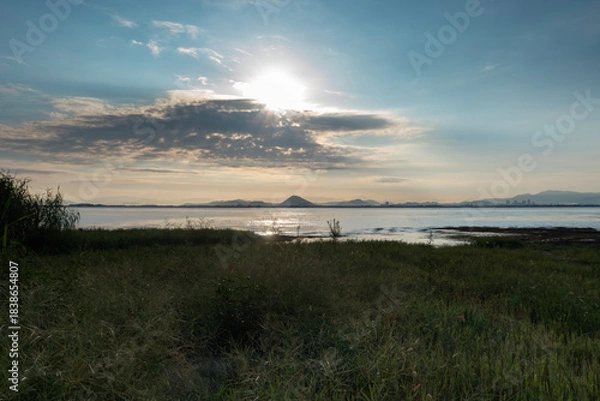 Obraz 早朝の琵琶湖　昇る太陽　静かな湖面　滋賀県大津市