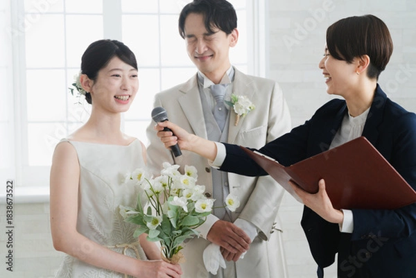 Fototapeta 新郎新婦と披露宴の司会　ウエディングイメージ